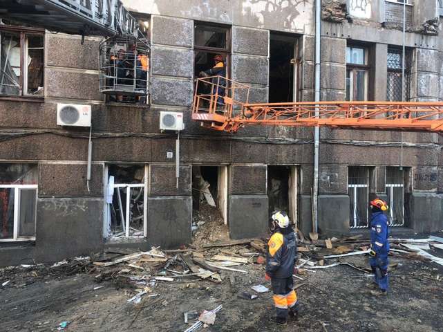 Будівля коледжу в Одесі знову горить, пошуки зниклих ускладнюються 