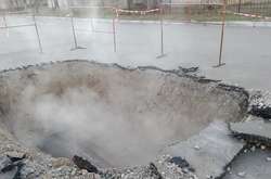 З розритої комунальниками ями валить пара