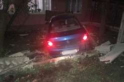  Автомобіль на узбіччі збив пішохода і в’їхав у будинок 