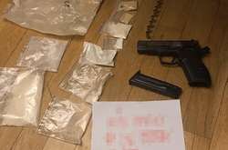 У чоловіка вилучено наркотичні засоби та пристрій для відстрілу гумових куль