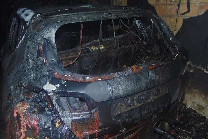 Киянин через ревнощі підпалив колишній дівчині автівку (фото)