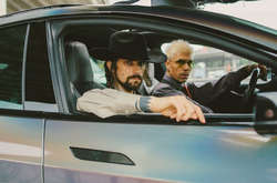 Сингл «По темным улицам» авторства группы «Босиком по солнцу» - ностальгический хит нулевых, который нашел отклик в сердцах тех, кто встретил свою юность в начале нового тысячелетия, - отмечают исполнители