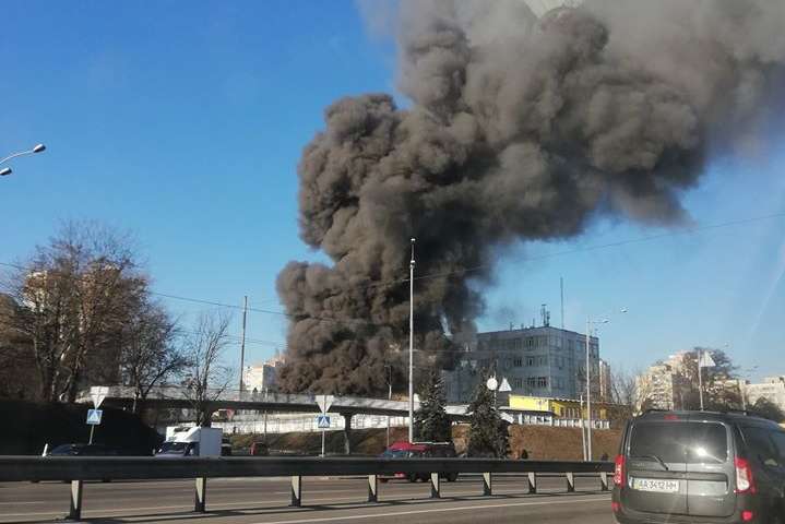 На околиці Києва масштабна пожежа: горить склад (фото, відео)