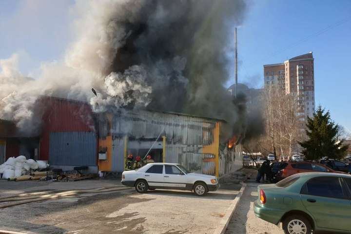 Пожежа на складі в Києві: на місці працюють три десятки вогнеборців (фото)