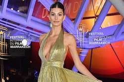  Фанаты ДиКаприо полагают, что Камилла Морроне прячет животик под платьями свободного кроя 
  