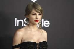  С 10 лет Тейлор Свифт начала писать свои песни и выступать на различных праздниках и мероприятиях 
  