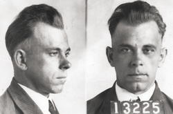  Авторы фильма хотели вскрыть могилу, чтобы проверить теорию о том, что вместо Диллинджера в 1934 году был похоронен его двойник 
  