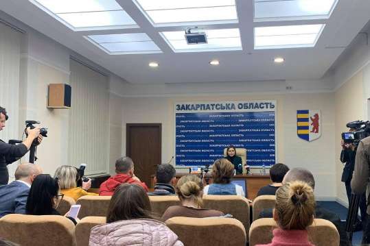 Міністерка освіти пообіцяла закарпатським школам українську мову і гроші на зручні вбиральні
