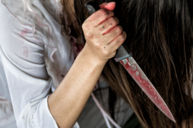Закривавлена дівчина з ножем намагалася накласти на себе руки (відео)