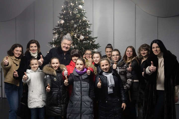 Петро і Марина Порошенко відкрили новорічну ялинку у зимовому містечку Roshen