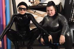 Alyona Аlyona и Maruv показали фигуры в латексе