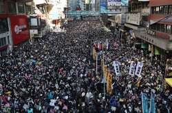Десятки тисяч протестуючих вийшли на новий мітинг у центрі Гонконгу