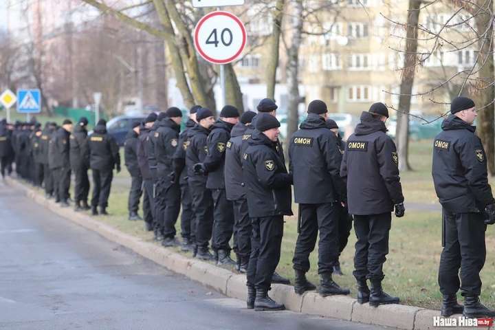 До посольства Росії в Мінську вивели спецназ