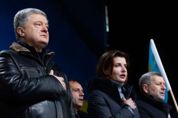 Десятки тисяч людей по всій країні, світове українство, всі патріотичні сили об’єдналися проти капітуляції, – Порошенко