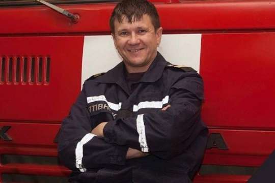 Співробітники ДСНС вшанували пам’ять рятувальника, який загинув під час евакуації людей із палаючого будинку в Одесі
