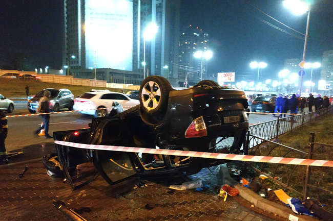 В Киеве с моста на тротуар упал автомобиль (видео)