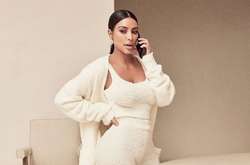  Комментаторы выражают надежду, что когда-нибудь Ким покажет им секретную комнату 
  