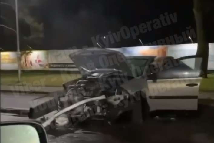 Під Києвом у серйозну ДТП потрапили дві автівки і маршрутка (відео)