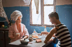 Фотограф показал, как выглядела бы жизнь Барби и Кена, если бы они жили в СССР