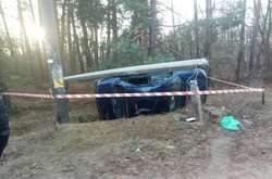 Після наїзду на дітей автівку занесло на узбіччя і сталося зіткнення з бетонною опорою