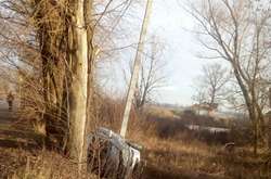 Автівка злетіла в кювет і перекинулася