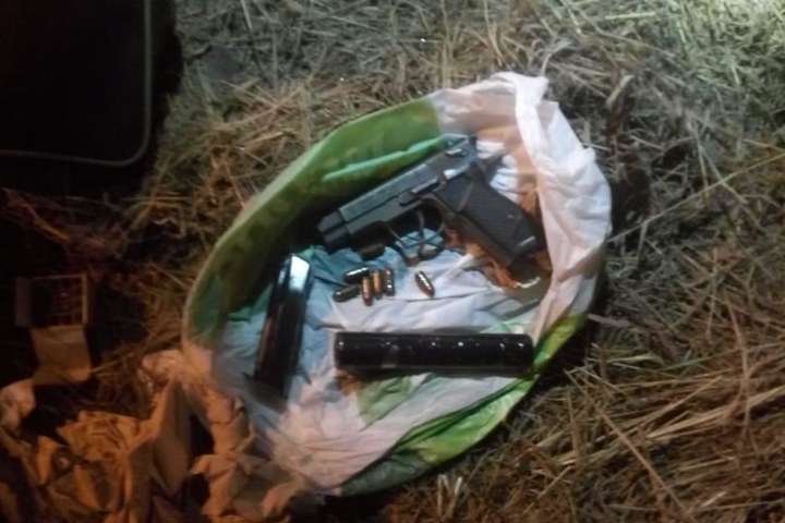 На Київщині водій, тікаючи від поліції, викинув пакет зі зброєю (фото, відео)