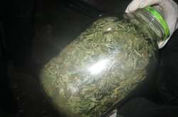  В автівці одного із працівників СТО поліція виявила бутель із сухою наркотичною рослиною 