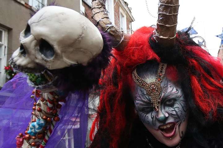 Страшні маски з рогами та костюми з овечої шкури. У Великобританії відбувся парад Крампусів