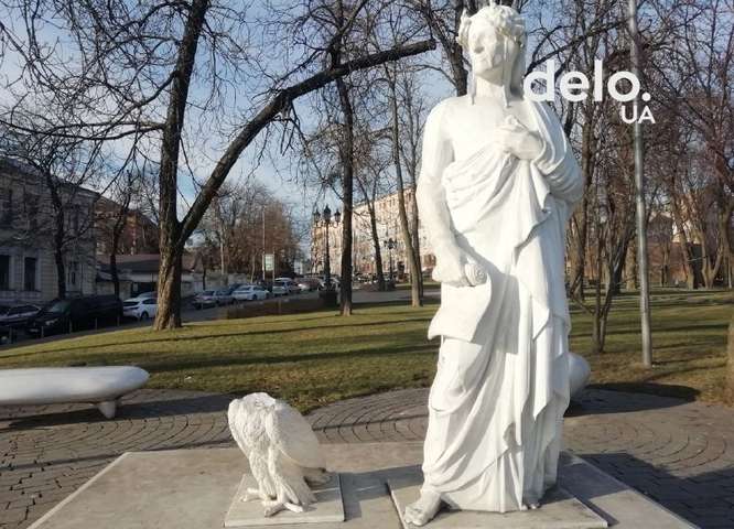 В Киеве вандалы надругались над памятником Данте Алигьери