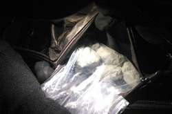 У затриманих поліція вилучила 11 згортків із речовиною білого кольору