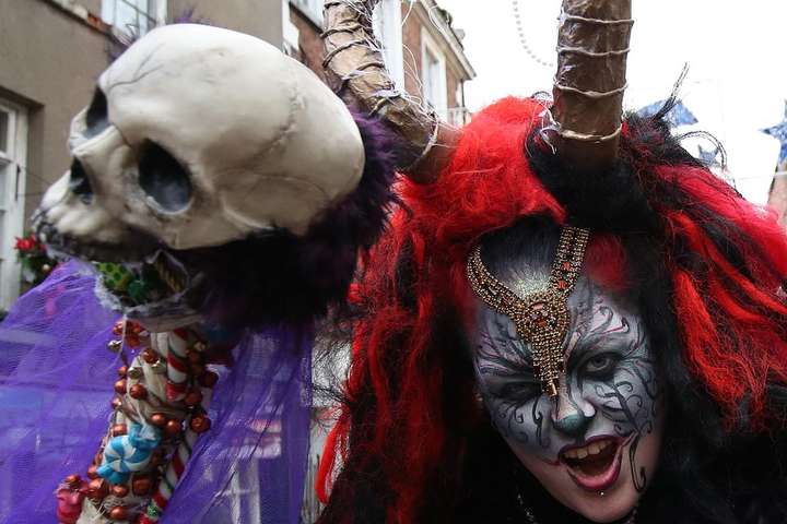 Страшные маски с рогами и костюмы из овечьей шкуры. В Великобритании прошел парад Крампусов