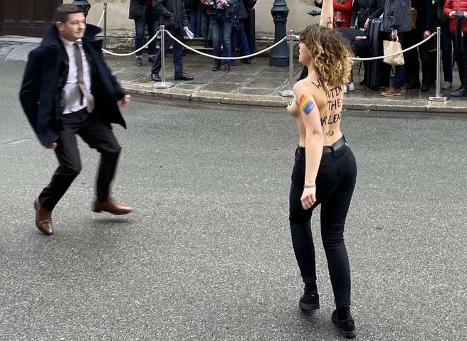 Голые активистки Femen пытались прорваться на «нормандскую встречу» с призывом остановить «путинские» войны