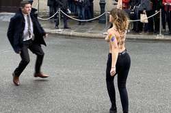 Голые активистки Femen пытались прорваться на «нормандскую встречу» с призывом остановить «путинские» войны