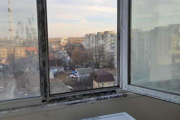 Трагедія у Києві: підліток випав з вікна десятого поверху (фото)