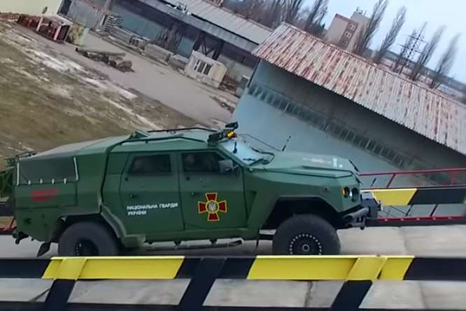 Цивільну версію популярного українського військового позашляховика можна буде придбати вже наступного року (відео)