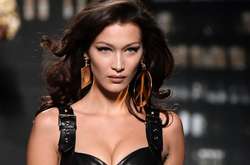  Супермодель Белла Хадид подчеркнула свое главное достоинство «мокрым» топом 
  