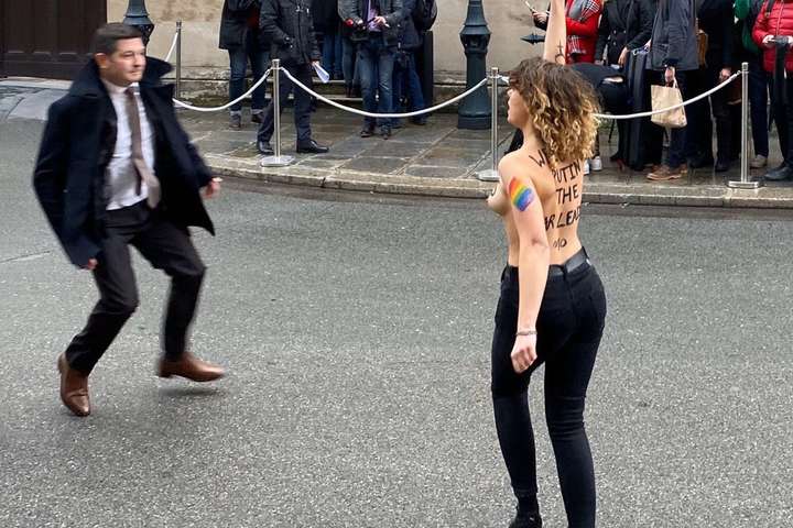 У Femen пояснили, проти чого активістки роздягалися перед «нормандським саммітом»