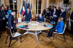 Наразі лідери зібралися на спільну робочу вечерю у форматі «четвірки», під час якої мають узгодити спільне рішення