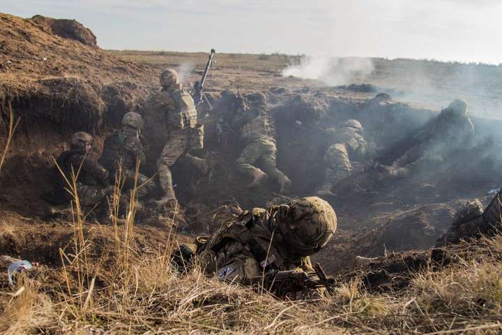 На Донбасі підірвалися троє українських військових