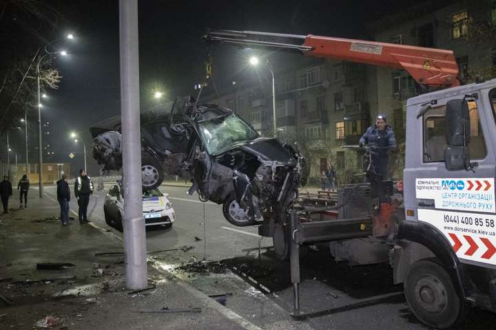 У Києві водій Mercedes влетів у стовп і втік з місця ДТП (фото, відео)