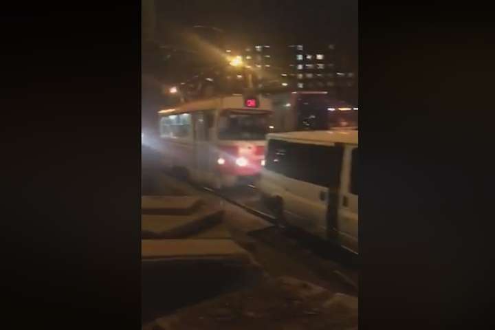 «Лосі» чи «свині»? Водійське хамство у столиці знову зупинило рух трамваїв (відео)