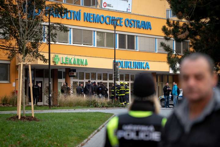 В больнице Чехии неизвестный застрелил шесть человек
