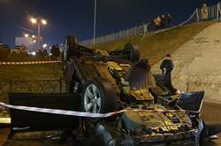 З’явилося відео моменту падіння автівки з моста на тротуар у Києві