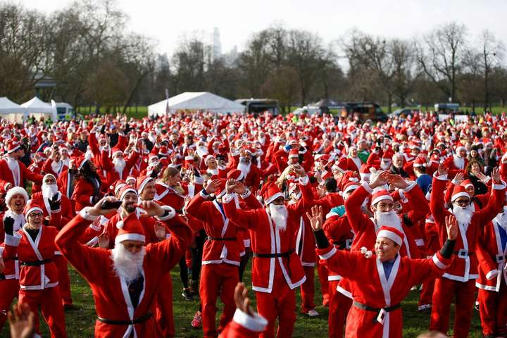 Тисячі британських Санта Клаусів взяли участь в благодійному Різдвяному пробігу. Фотогалерея