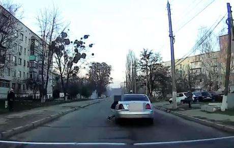 У Вінниці водій-порушник кілометр протягнув на своєму авто людину