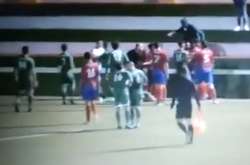 Один из фанатов спустился с трибуны и начал угрожать и оскорблять ассистента