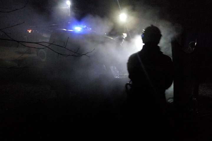 На Київщині рятувальники витягли п’яного водія з палаючої автівки (фото)