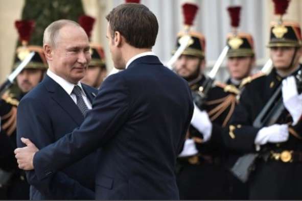 «Нормандський саміт». Психолог пояснив «старечу ходу» Путіна перед Макроном