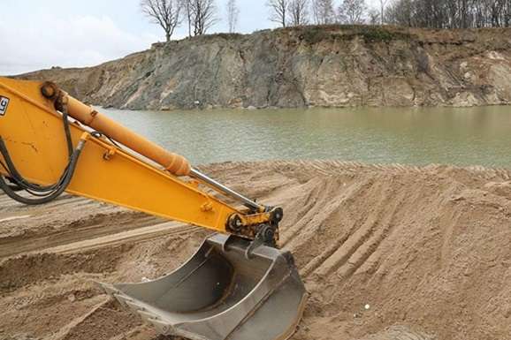 Депутат підозрюється у намиванні з київського озера піску на 32,5 млн грн