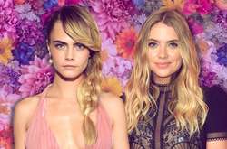  О романе Кары и Эшли стало известно летом 2018 года, когда папарацци поймали их в Лондоне во время поцелуя 
  